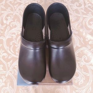 Dansko Professional Box Leather Clog  Black Sz 40